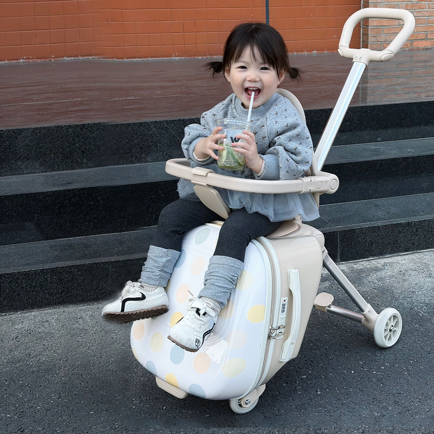旅行用子供用荷物ケース 赤ちゃんが乗って歩けるベビーケース  - Baby Nursery Trolley のレビューと価格